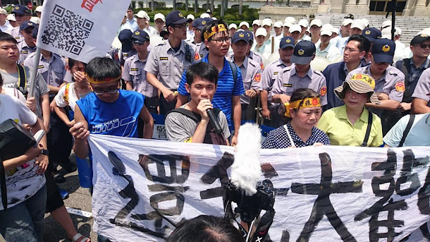 大觀事件自救會7日赴總統府陳抗,苦候未果後自救會成員十數人衝向重慶南路馬路中央,被警方以盾牌圍住並抬離。 大觀事件自救會7日赴總統府陳抗,苦候未果後自救會成員十數人衝向重慶南路馬路中央,被警方以盾牌圍住並抬離。