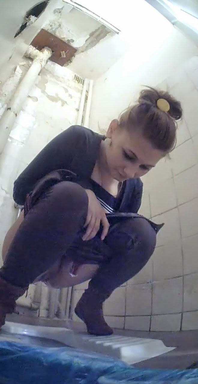 Две видеокамеры снимают девушку в туалете