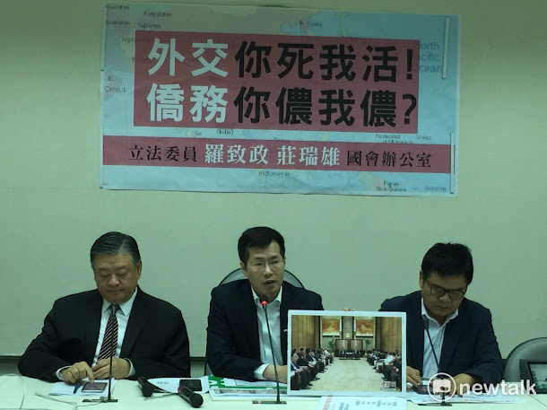 前僑委會主委吳英毅及多位僑委會委顧問與委員,日前率團到對岸參訪大談統一,引發綠委不滿,痛批赴中僑務人員「荒唐、認同錯亂」,要求立即撤換赴中僑務委員。 前僑委會主委吳英毅及多位僑委會委顧問與委員,日前率團到對岸參訪大談統一,引發綠委不滿,痛批赴中僑務人員「荒唐、認同錯亂」,要求立即撤換赴中僑務委員。