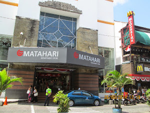 "Matahari " on "Kuta Square".One of biggest mall chains in Indonesia.