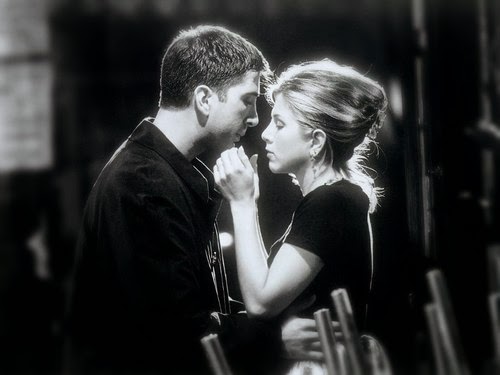 El primer beso entre Ross y Rache.