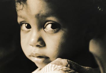 EL ARMARIO DE YAÏVI: LA NIÑA NEGRA QUE SE DIBUJABA BLANCA.