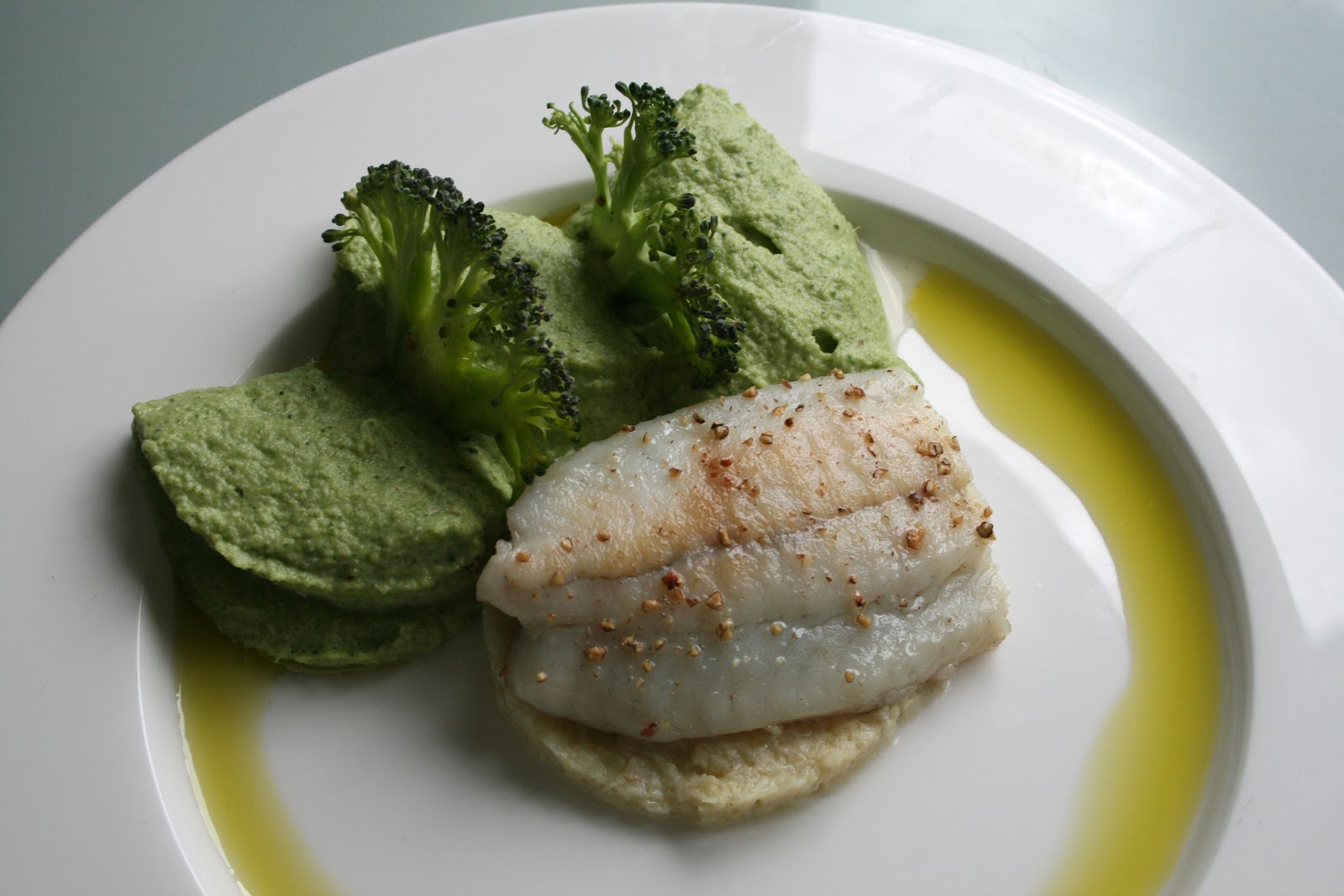 Gebakken tarbot, 'couscous' van bloemkool, broccoli en groene olie Hap en Tap