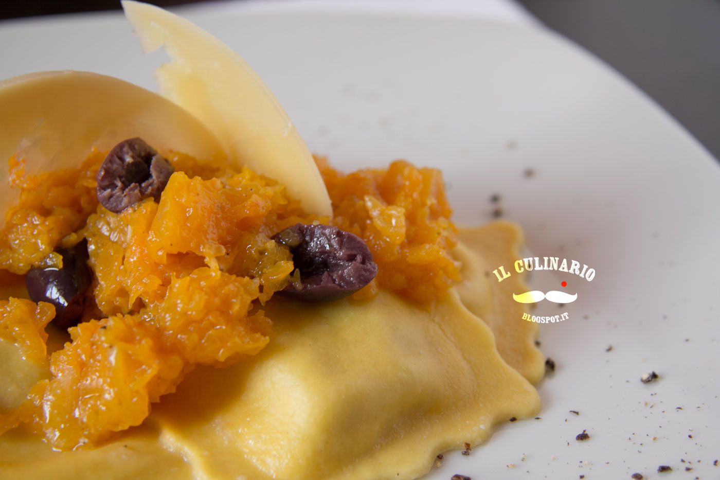 Ravioli ai formaggi con crema di zucca e olive nere Il Culinario