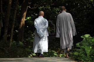 monjes+budistas+caminando.jpg