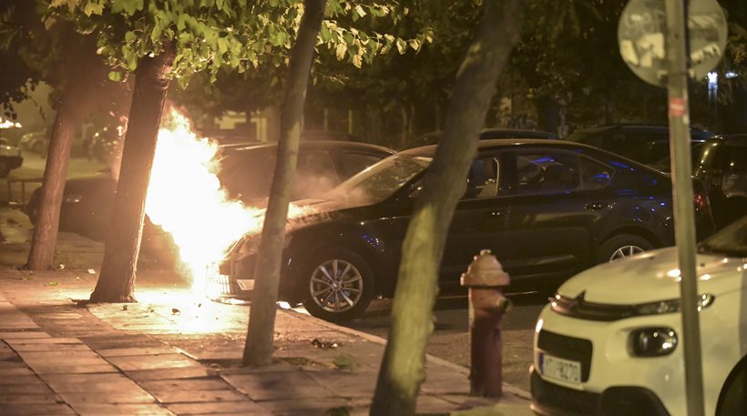 Μπαράζ επιθέσεων σε αυτοκίνητα και τράπεζες το βράδυ στην Αθήνα Μπαράζ επιθέσεων σε αυτοκίνητα και τράπεζες το βράδυ στην Αθήνα