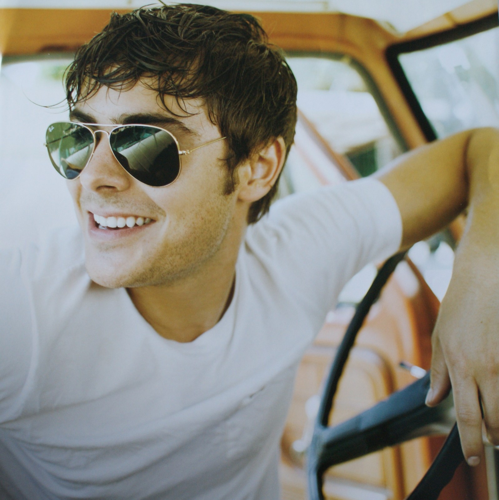 http://3.bp.blogspot.com/-O87wlaV9R-w/T21Iw_x6leI/AAAAAAAAAXk/NW3JxkBgxlk/s1600/zac_efron_1270851303.jpg