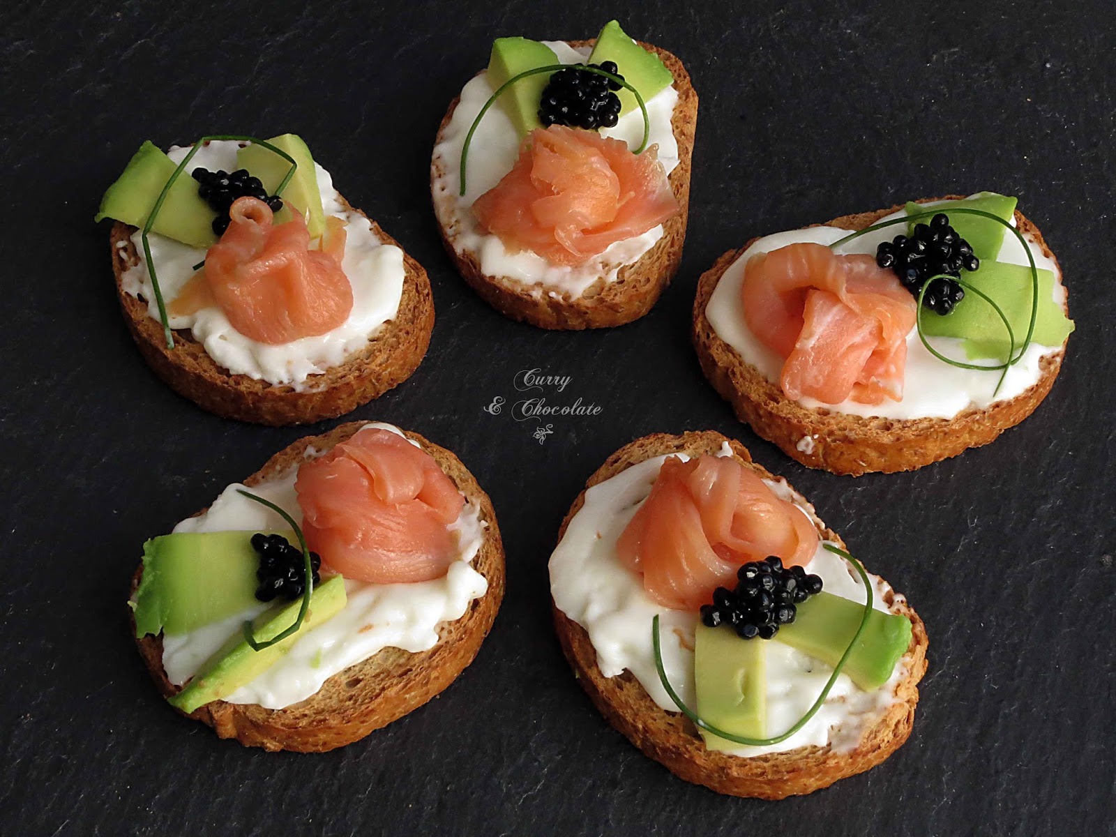 Canapés de salmón y aguacate – Avocado and smoked salmón appetizers Canapés de salmón y aguacate – Avocado and smoked salmón appetizers