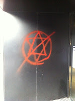 Pintadas antisemitas reciben a los asistentes en la 2a jornada del IV Seminario Internacional sobre Antisemitismo