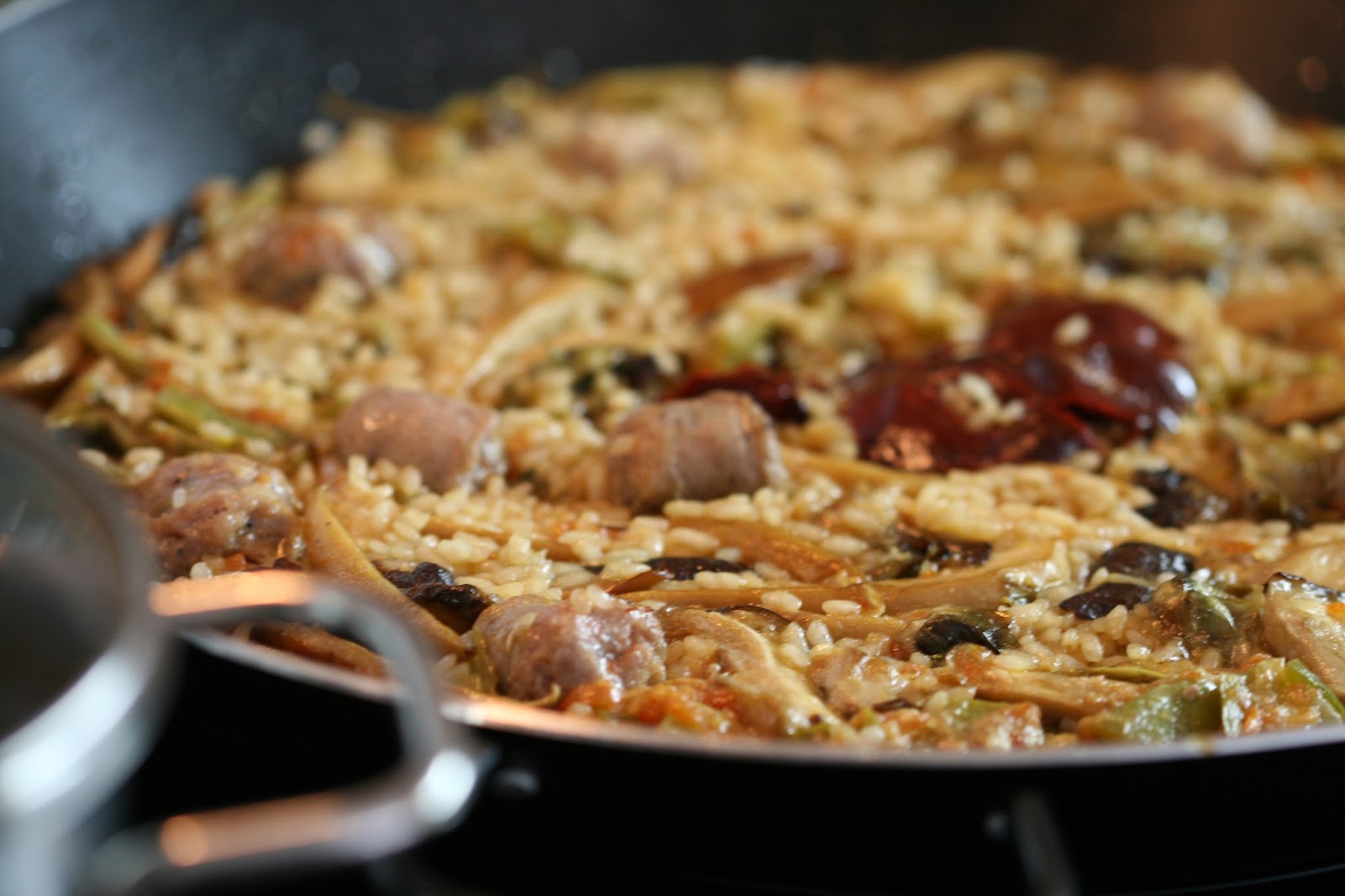 Paella de setas con butifarra y verduras
