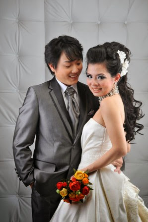 Foto Pre Wedding dengan Konsep Indoor dan Outdoor Foto Pre Wedding dengan Konsep Indoor dan Outdoor