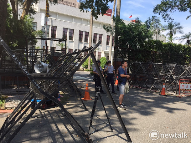 為防止反年改團體抗議影響立法院會進行,立法院22日一早即架起維安拒馬及鐵架,引發反年改團體批評是國家的悲哀。 為防止反年改團體抗議影響立法院會進行,立法院22日一早即架起維安拒馬及鐵架,引發反年改團體批評是國家的悲哀。