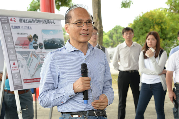 行政院長林全今(22)日前往屏東東港鹽埔漁港視察,了解觀光鐵道及漁港建設客貨運碼頭相關規劃。 行政院長林全今(22)日前往屏東東港鹽埔漁港視察,了解觀光鐵道及漁港建設客貨運碼頭相關規劃。