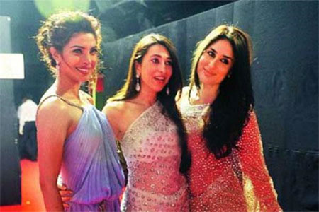 Kareena, Karisma & Priyanka1 - Kareena, Karisma & Priyanka together backstage at Filmfare Awards