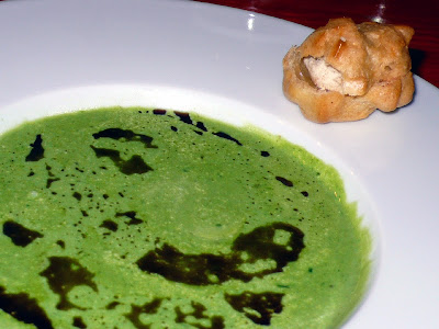 Medvehagymakrémleves sajtkrémes képviselőfánkkal (Mandragóra, Budapest)