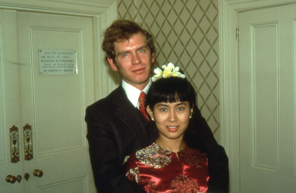 Suka Duka Aung San Suu Kyi Cari Infonet Powered By Discuz New Years Day Chelsea Registry Office In London Aung San Suu Kyi And Michael Aris Marry Aged And Respectively College Vs High School Essay also Expository Essay Thesis Statement Essay Thesis Statement Generator