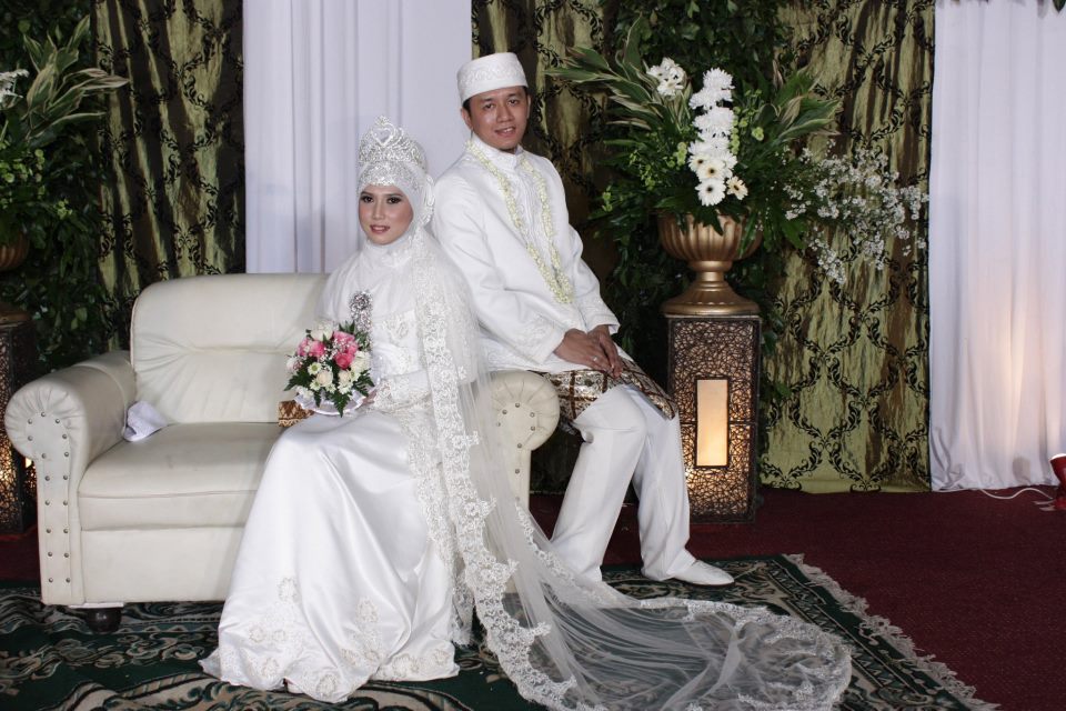 dress pendamping pengantin putih satin