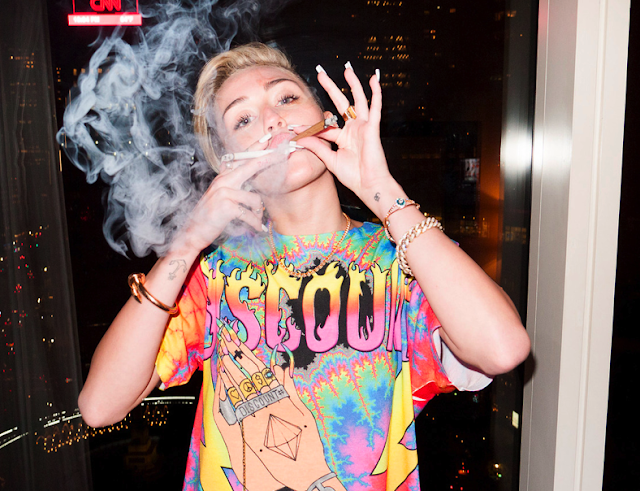 www.julesfashion.com+jules+fashion+blog+Miley+Cyrus+-+Wrecking+Ball++terry+richardson+naked+nue++1.png
