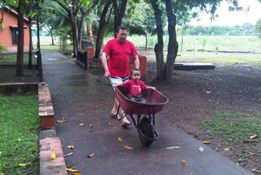 A ESTE  ABUELO CON LA  CARRETILLA