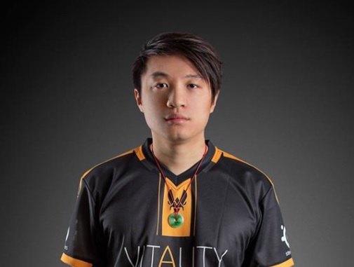 RedBull 《英雄聯盟》戰隊,輔助位找來了曾效力歐洲 H2K Gaming、北美 Team SoloMid的知名選手kaSing來擔任。 RedBull 《英雄聯盟》戰隊,輔助位找來了曾效力歐洲 H2K Gaming、北美 Team SoloMid的知名選手kaSing來擔任。