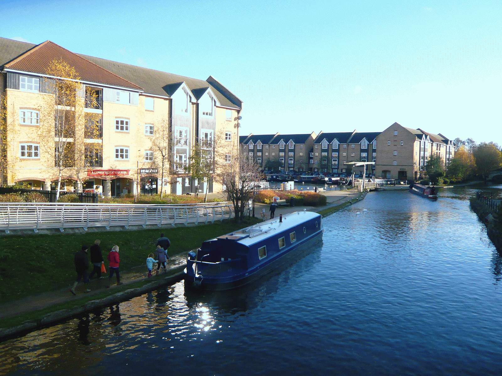 DREAMER NARROWBOAT Apsley Lunch in the Paper Mill