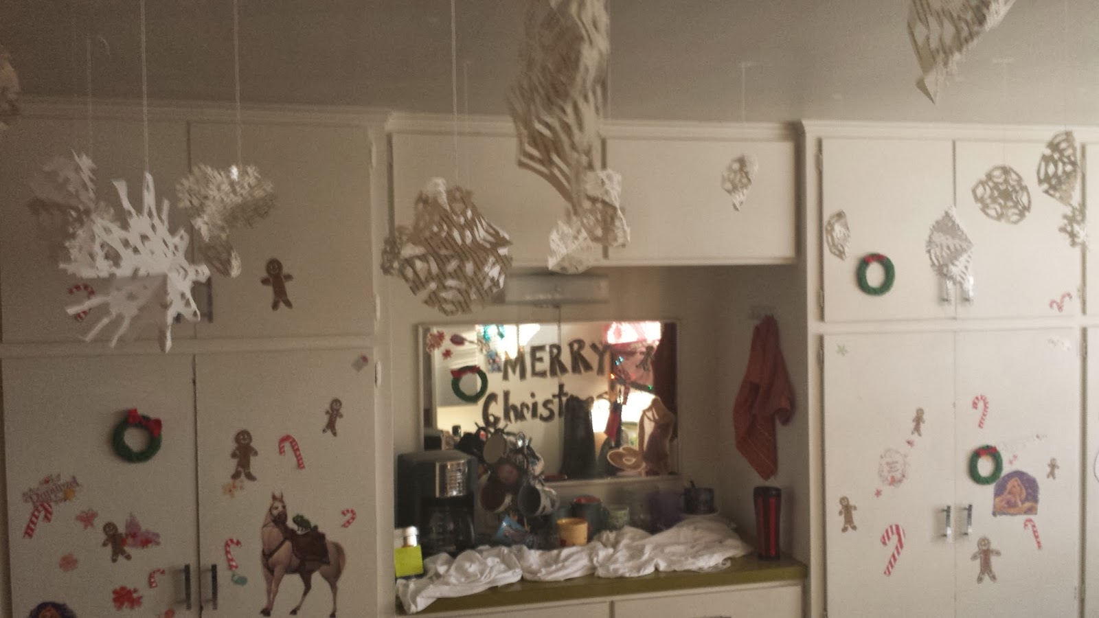 Random Ramblings How to Decorate Your Dorm for Christmas Without