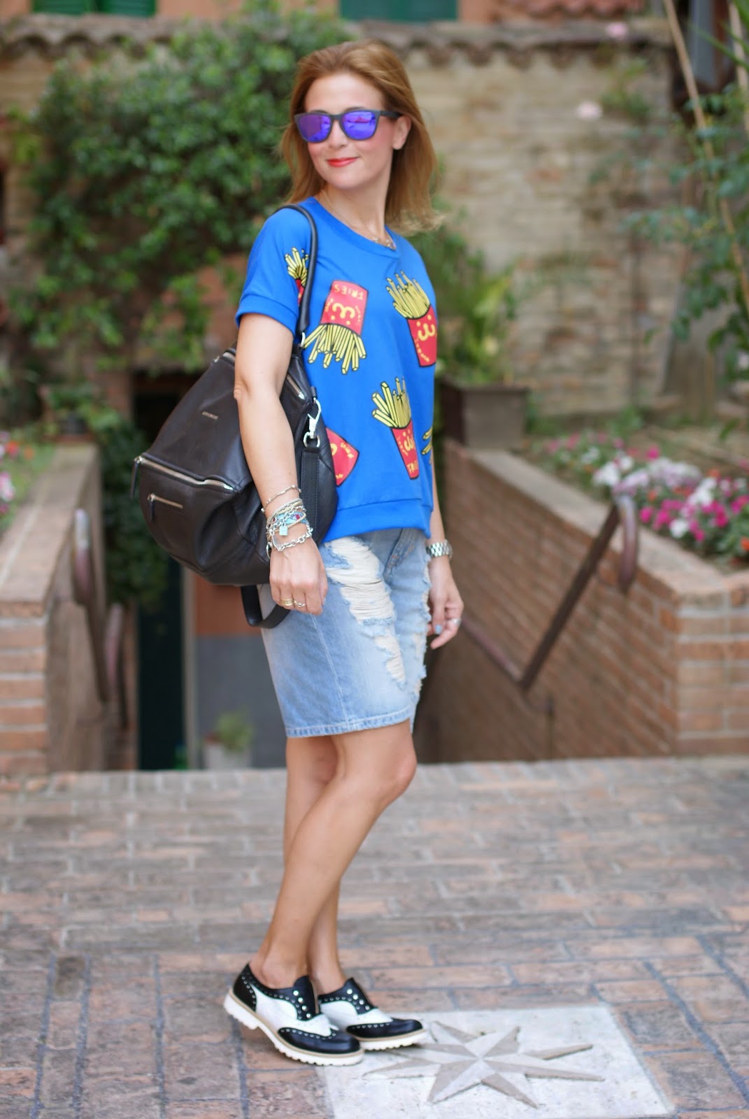 Blackfive french fries print blouse, Bershka ripped shorts, fries print trend, patatine fritte stampa, Givenchy Pandora, Fashion and Cookies, fashion blogger