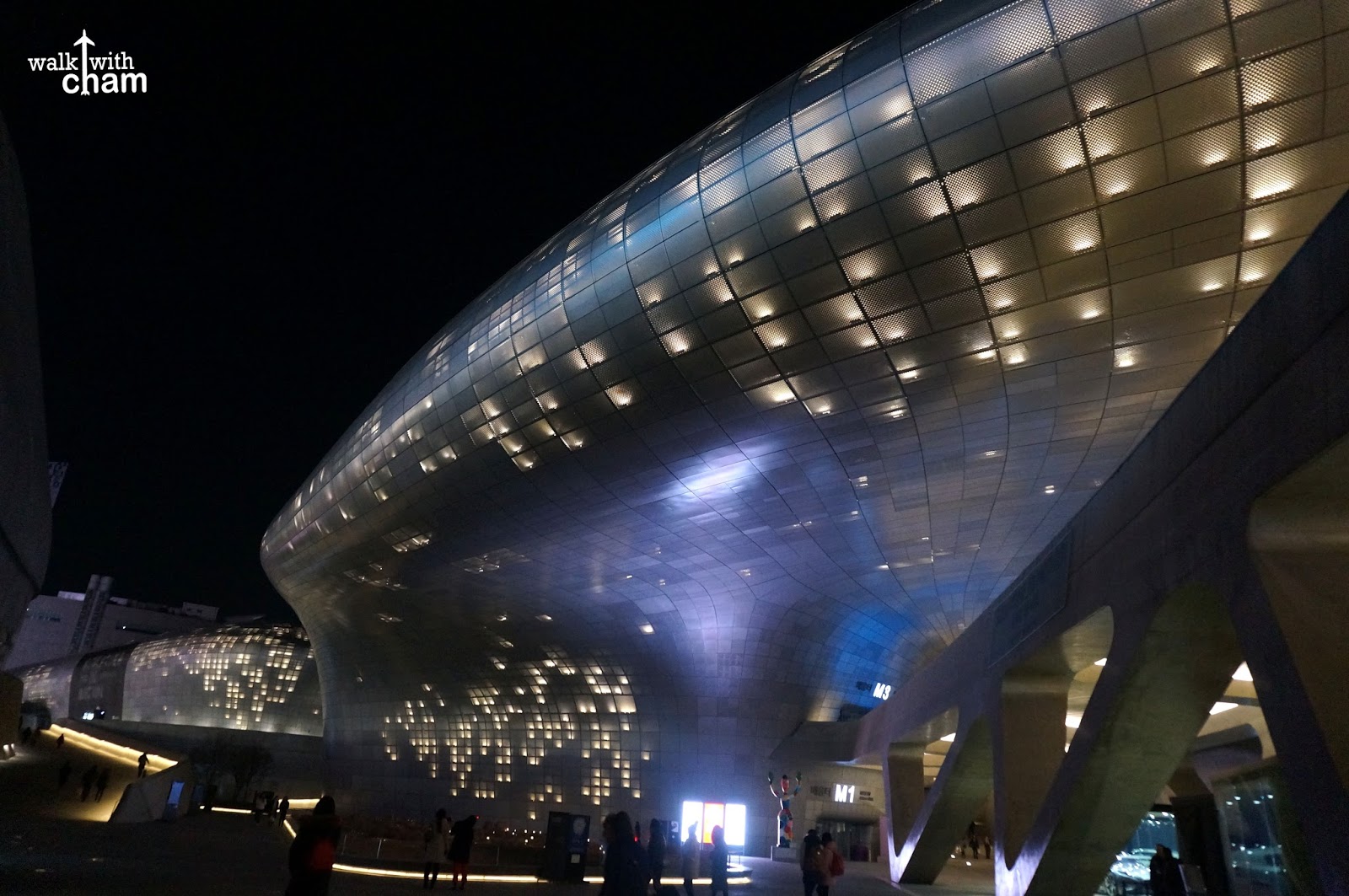 Walk With Cham Led Rose Garden Dongdaemun Design Plaza Seoul South It S Not A Ufo Dongdaemun Design Plaza