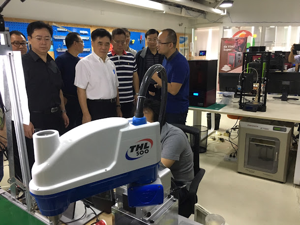 國民黨副主席郝龍斌12日赴中國訪問,參加第十三屆桂台經貿文化合作論壇暨第十屆兩岸產業共同市場論壇活動,此行也將順道參訪深圳的青創基地。 國民黨副主席郝龍斌12日赴中國訪問,參加第十三屆桂台經貿文化合作論壇暨第十屆兩岸產業共同市場論壇活動,此行也將順道參訪深圳的青創基地。