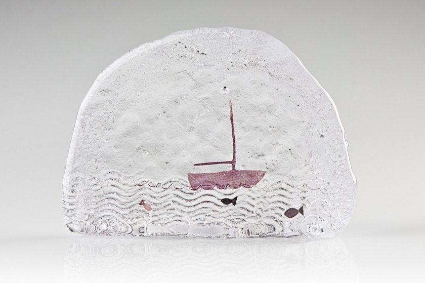 Ayrton loves seeing children bored at her galleries only to find a connection with a glass piece. - It Looks Like A Winter Photograph, But Look Closer… It Reveals Something Amazing. Ayrton loves seeing children bored at her galleries only to find a connection with a glass piece. - It Looks Like A Winter Photograph, But Look Closer… It Reveals Something Amazing.