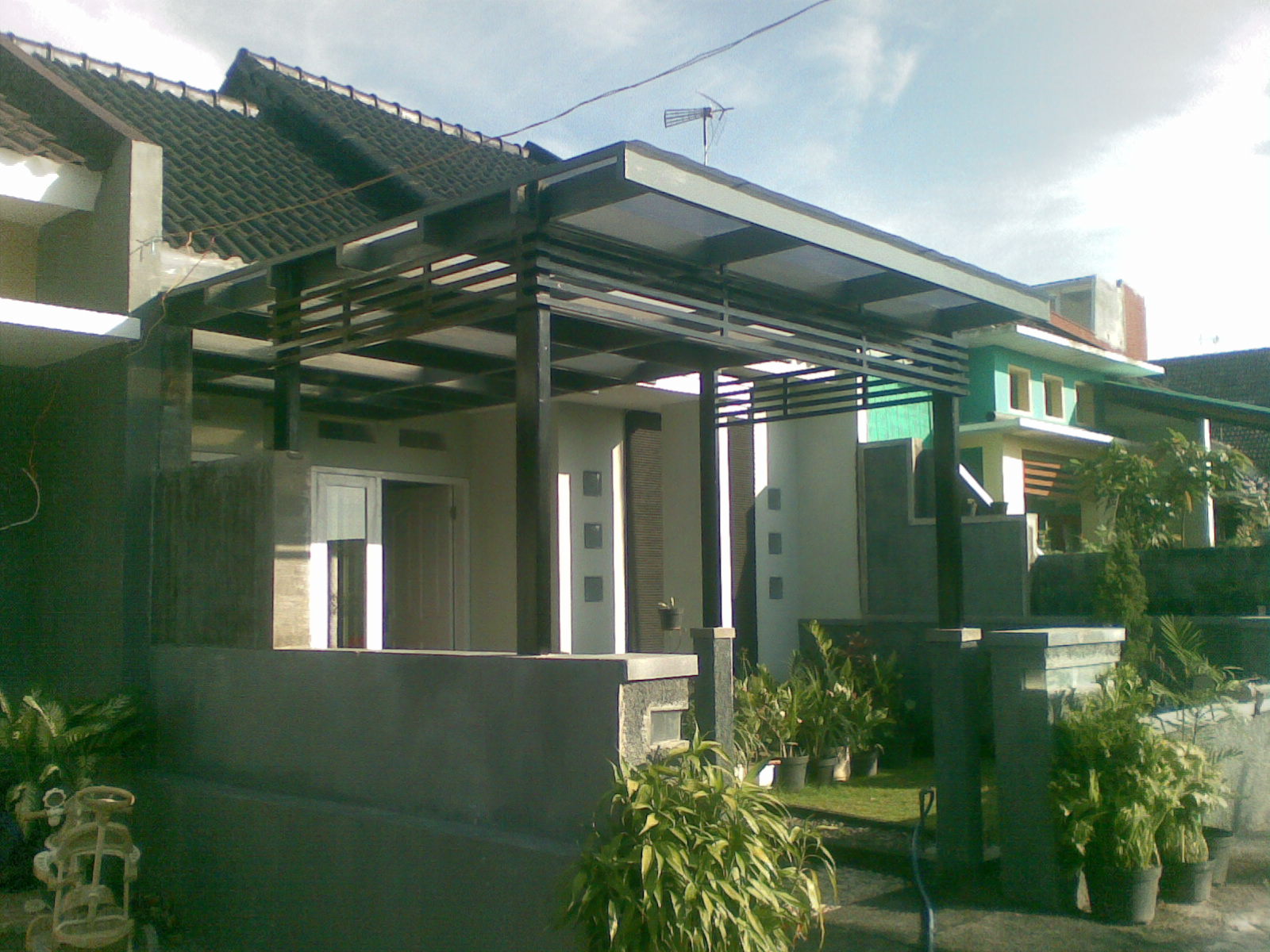 Awning Pagola dan Grill : Rumah Besi (Metal Home)