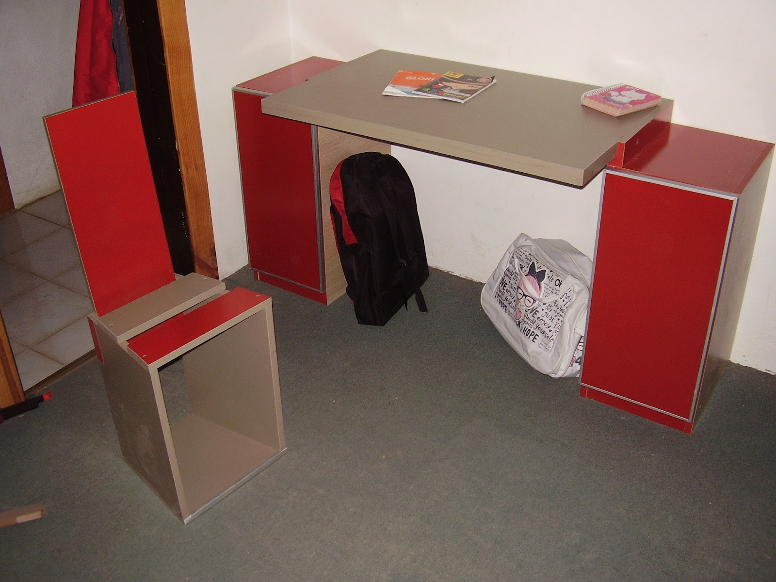 XLZ muebles: Escritorio y silla en melamina.