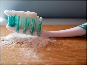 Se brosser les dents avec bicarbonate de soude
