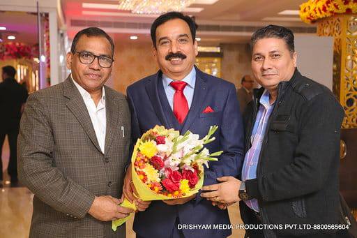 आ .विजय स्वर्णकार जी को उनकी सालगिरह पर बधाई  देते जगदीश मीणा जी और संजय कुमार गिरि
