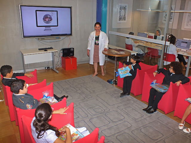 Bibliotecária do SBDCD Vanda Lenir dá uma breve explicação para as crianças. Foto: Sergio Cruz/SBDCD-InCor 