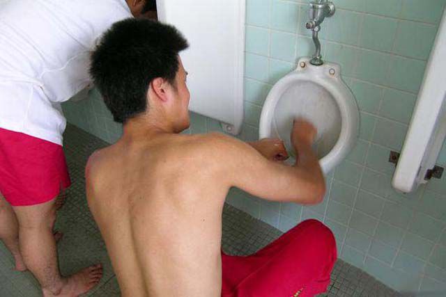 [Image: japanese_school_kids_wash_toilets_barehanded_05.jpg]