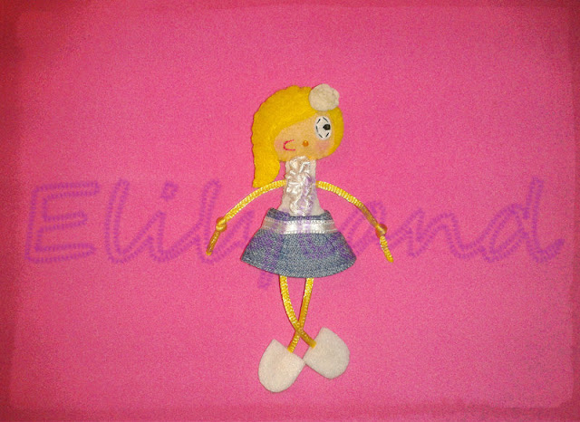 Mini-Elily Muñeca Fieltro Broche Pelo Largo