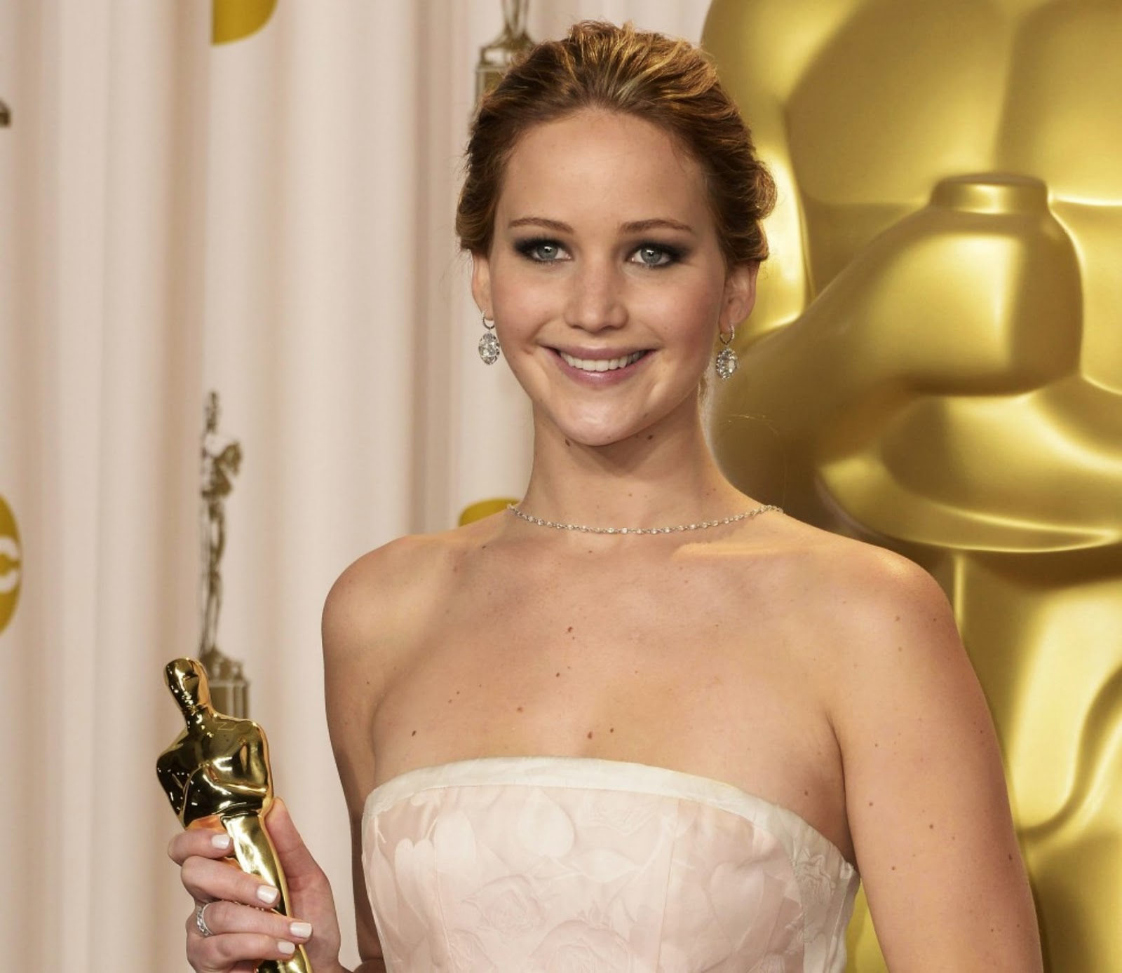 http://3.bp.blogspot.com/-OaktOHZSuHE/UStvnWt2HcI/AAAAAAAAHOw/QV81FXlTlkE/s1600/Jennifer-Lawrence-Holding-Oscar-Award-2013-HD-Wallpaper-Vvallpaper.Net.jpg