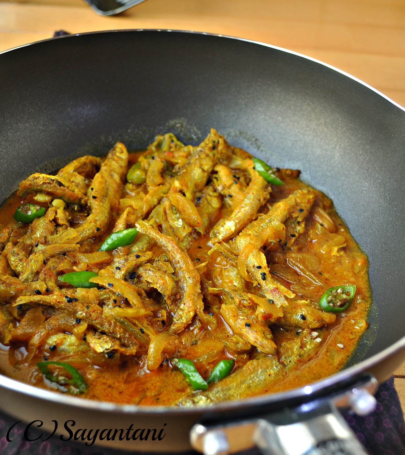 Mourola Macher Jhal (Anchovy in Mustard gravy) A Homemaker's Diary