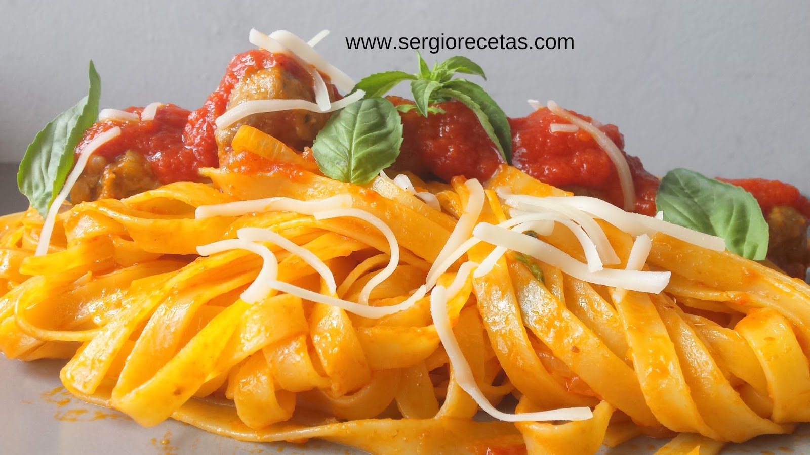 Sergio Benito Receta de Fetuccinis con Salsa de Tomate y Salchichas