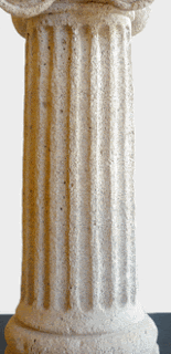Scanalatura incavo di diversa larghezza e profondità che costituisce una colonna, ma anche legname o pezzi metallici