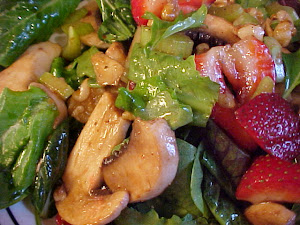 Ma salade mesclun aux fraises avec vinaigrette au vinaigre balsamique