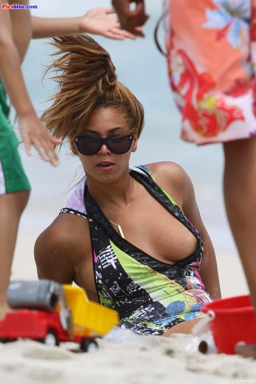 Beyonce Nip Slip and cleavage