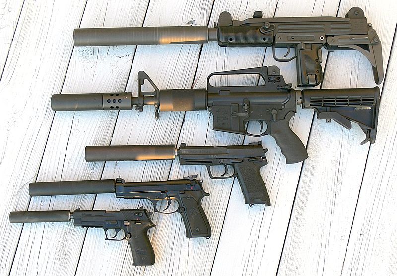 Fotografía de una serie de armas con supresores de sonido acoplados.