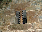 Detall de la finestra amb espiga de la façana de migdia del primer Molí del Pla Detall de la finestra amb espiga de la façana de migdia del primer Molí del Pla