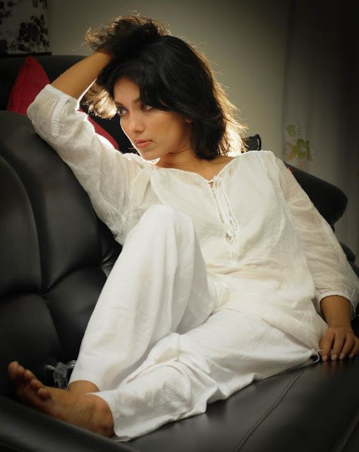Sri Lankan Beautiful TV Presenter and Actress Nirosha Perea