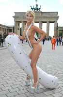 As befits the model, it posed excellent in a bikini with typical utensils of the festival at the Brandenburg Gate and ensuring tense of expectation by the tradisional ceremonial.