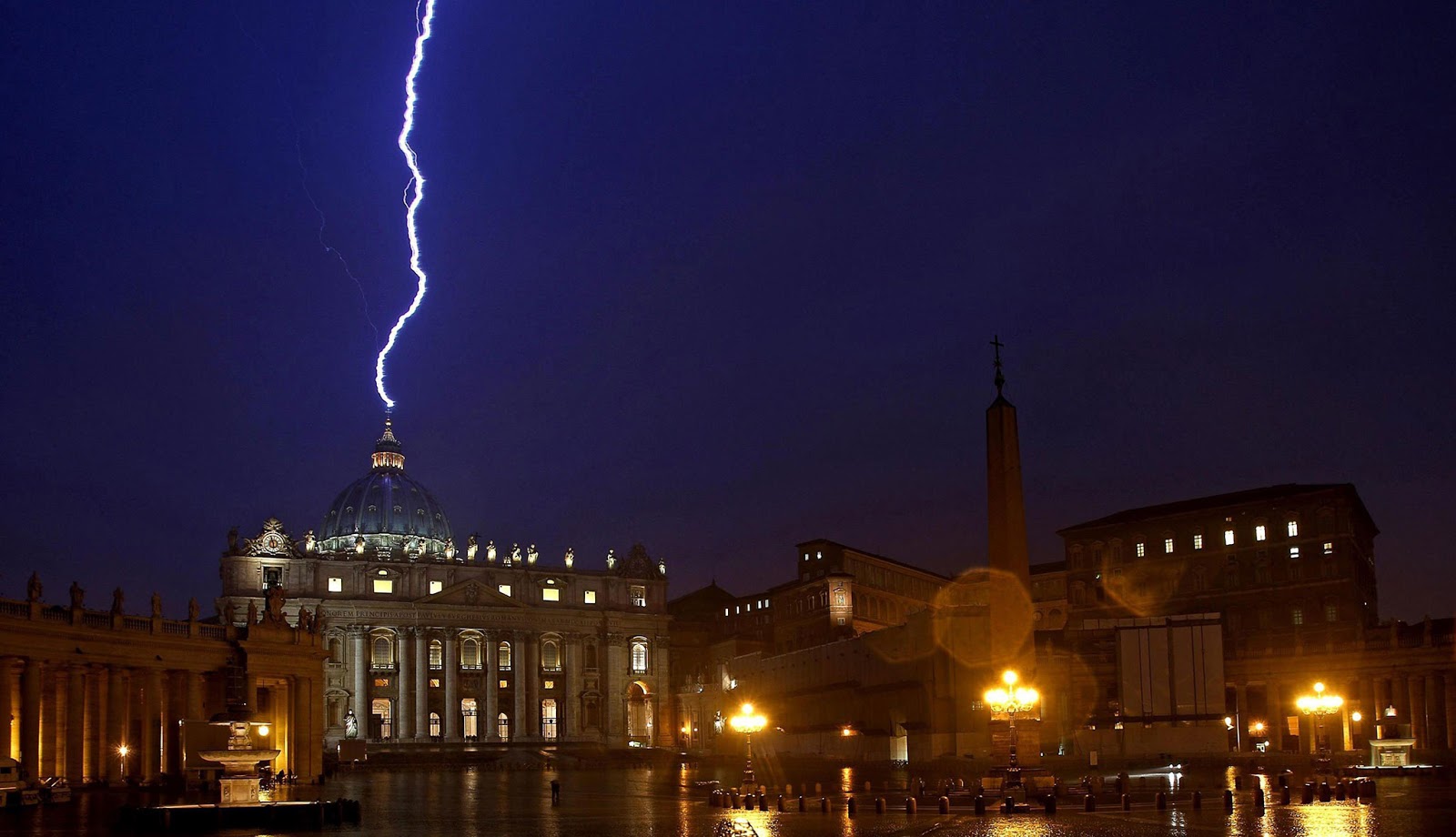 Renuncia el Papa Benedicto XVI: dice que ya no tiene fuerzas VATICANO+RAYO