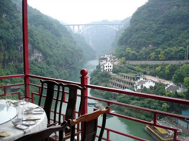 Fangweng Restaurant is located in China, in Hubei Province, about 12km north of the city of Yichang, near Sanyou Cave, or “The Cave of the Three Travelers”. The restaurant is in the Happy Valley of the Xiling Gorge, an especially scenic stretch of cliffs, caves and park land located around the area where the Chang Jiang River flows into the Yangtze. 