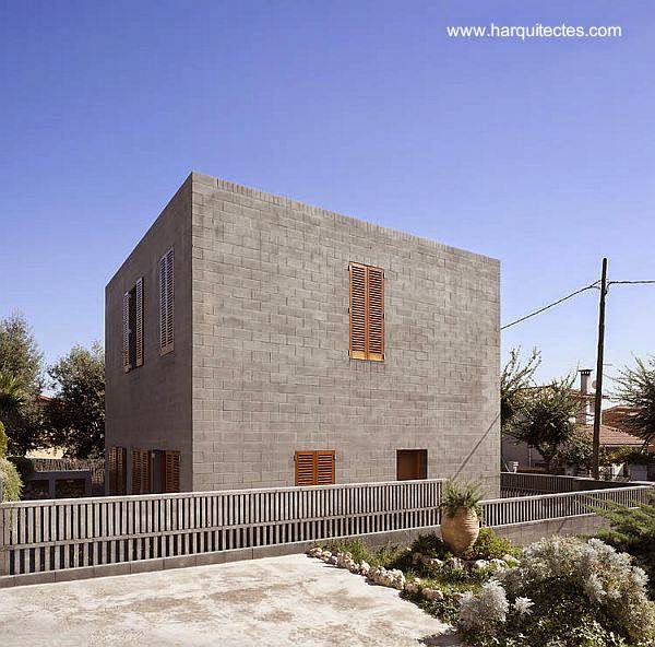 Obra de H Architects – David Lorente, Josep Ricart, Xavier Ros y Roger Tudó Casa cúbica de bloques de concreto minimalista en Barcelona